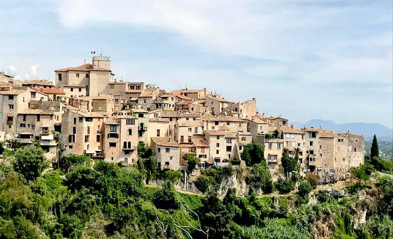 フランスの魅惑的な中世の村