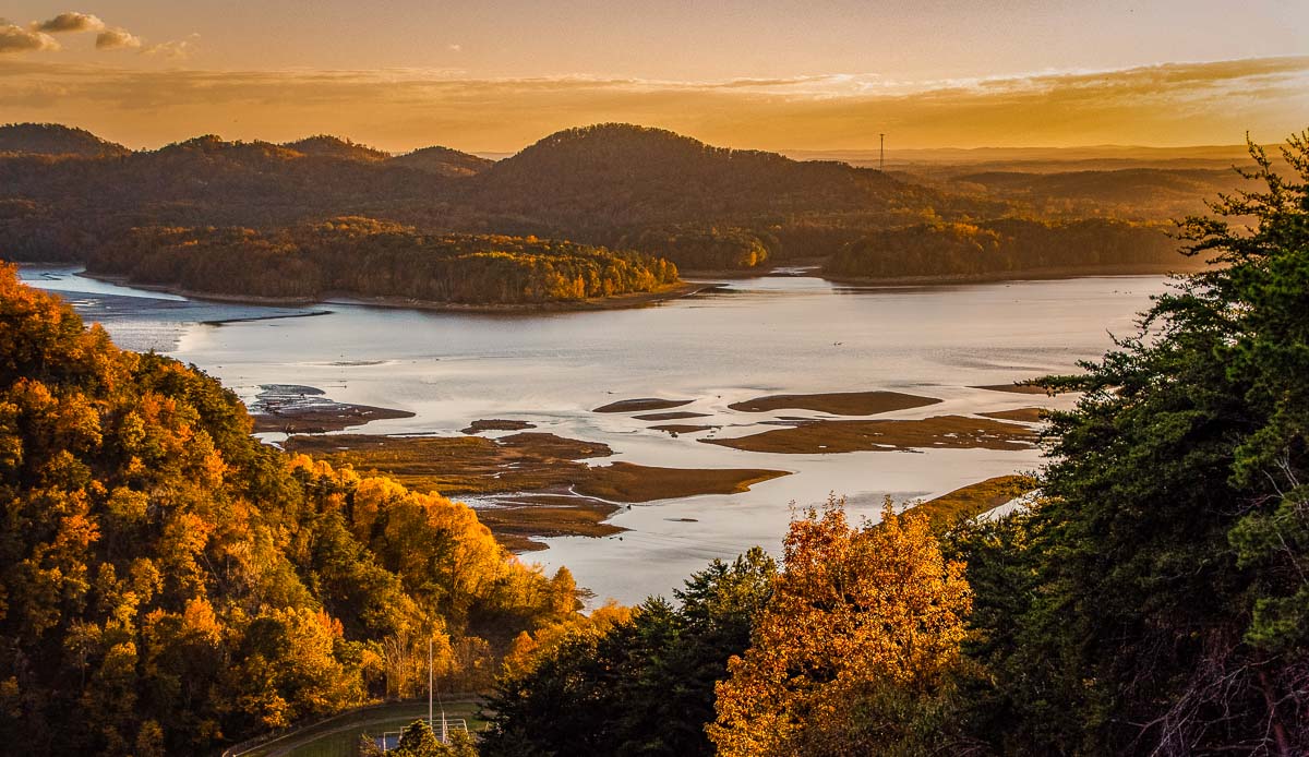 ジョージアに訪れるべき19の信じられないほどの場所：自然スポット、都市 +町