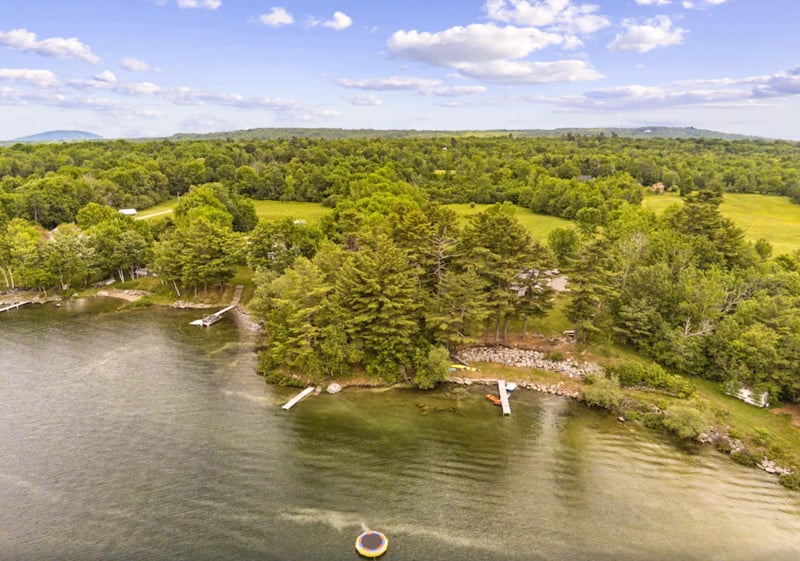 ニューイングランドで借りることができる13の息をのむような湖の家