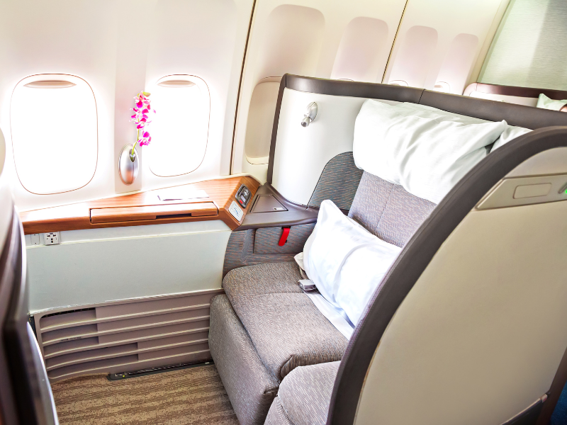 2025年のファーストクラスの旅行者向けの10の最高の航空会社