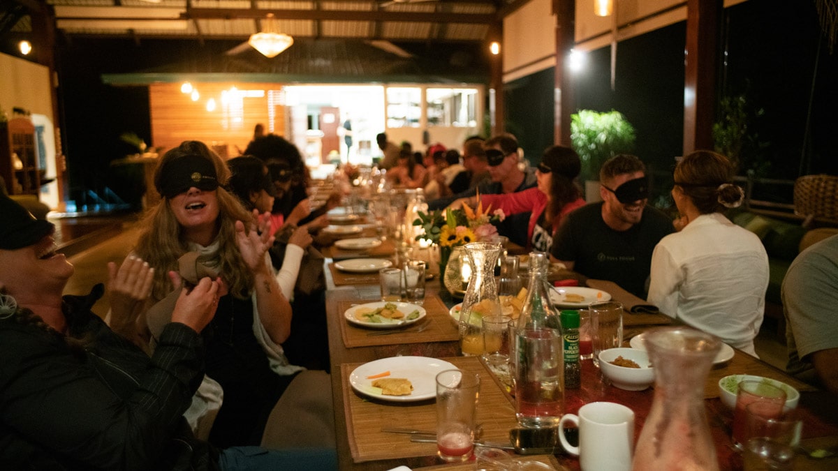 暗闇の中での食事：あなたが必要としていなかった感覚の冒険