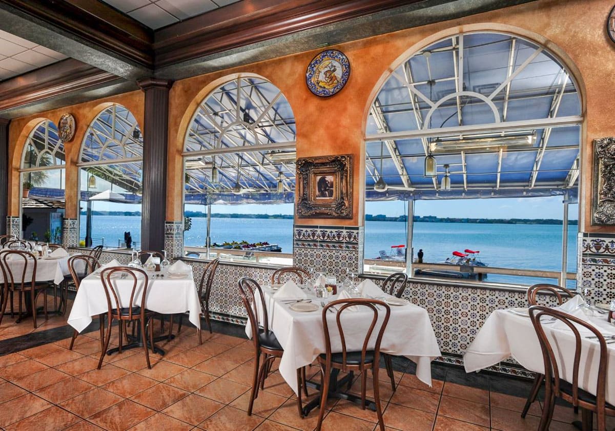 フロリダ州クリアウォーターにある17のユニークなレストラン:Clearwaterの風変わりなカフェと最もクールなキッチンを発見