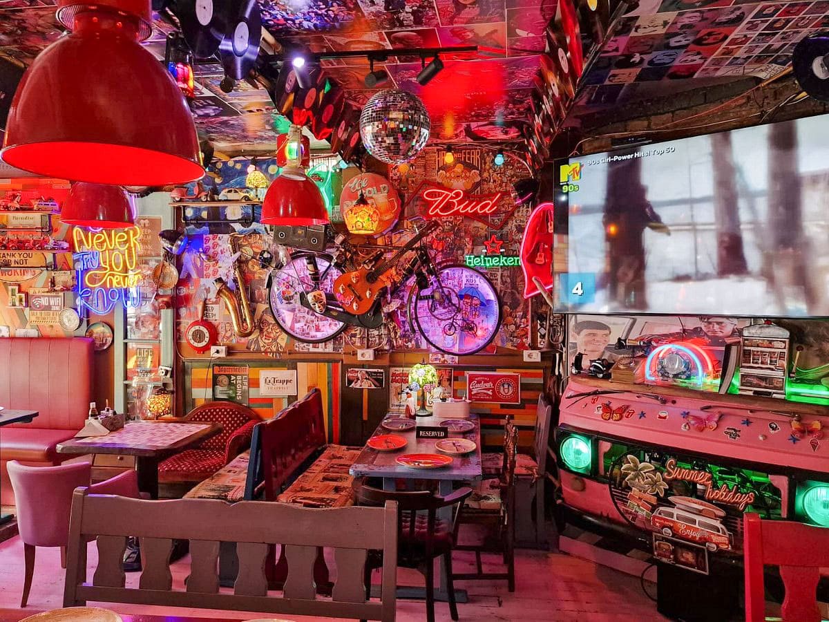 伝統的なアルバニア料理のためのティラナの19の最高のレストラン