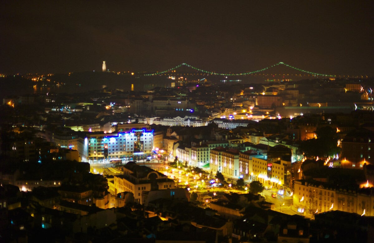 夜のリスボンで行うべき12の電気的なこと（内部の秘密のバー！）