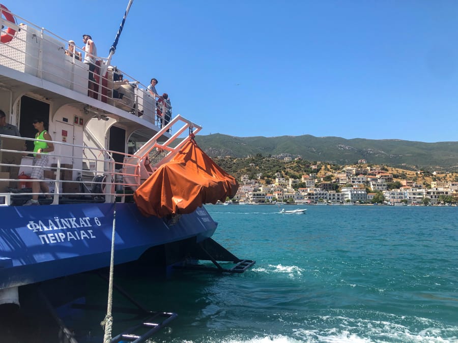 アテネをピレウスからポロスフェリーに連れて行く方法（2024年）