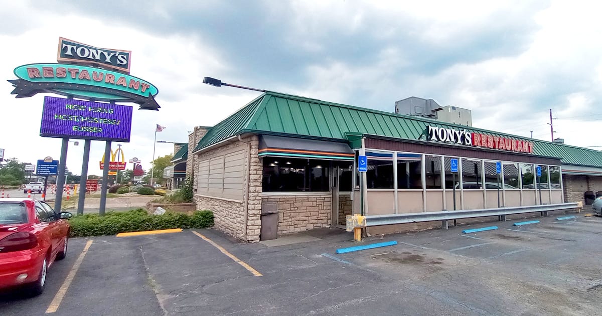 ミシガン州のトニーのI-75レストランのBLTSはとても巨大で、家族全員を養うことができます