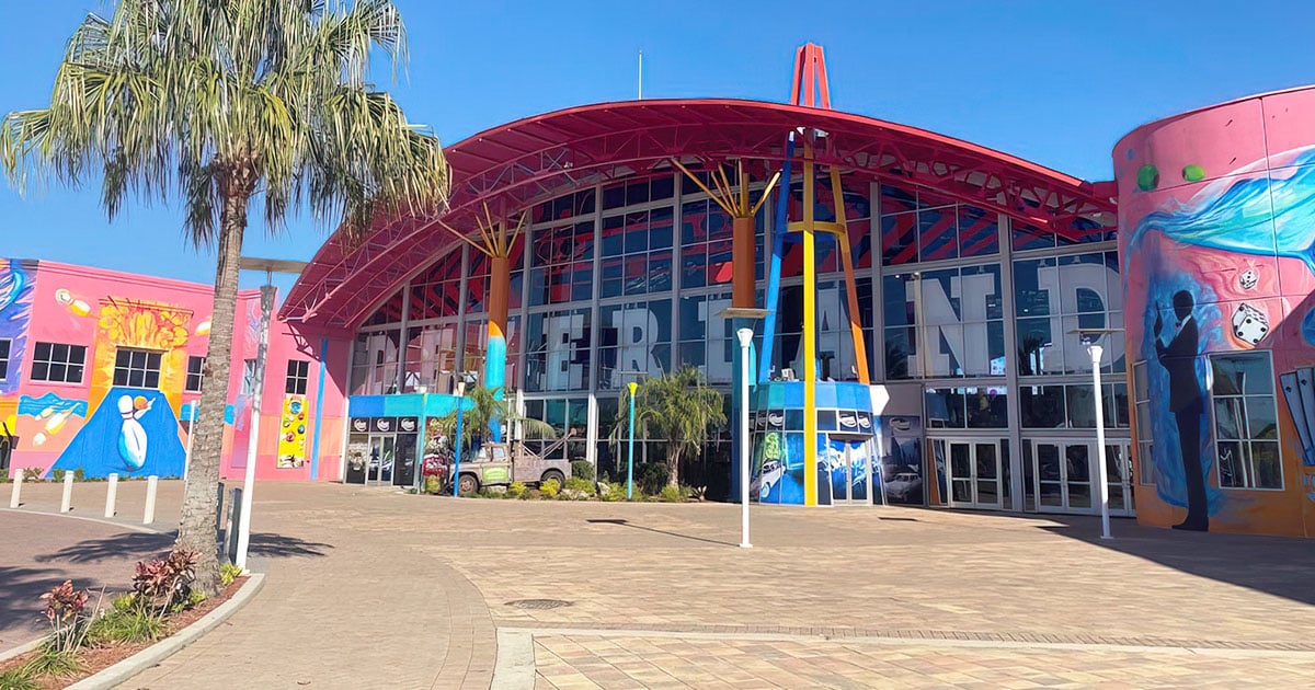 フロリダにあるこの魅惑的な自動車博物館を発見し、2,000台以上の車があります