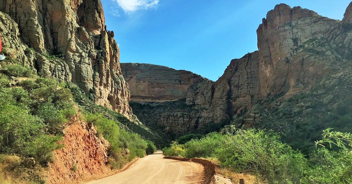 アリゾナのこのダムドライブは、目的地自体とほぼ同じくらい信じられないほどです