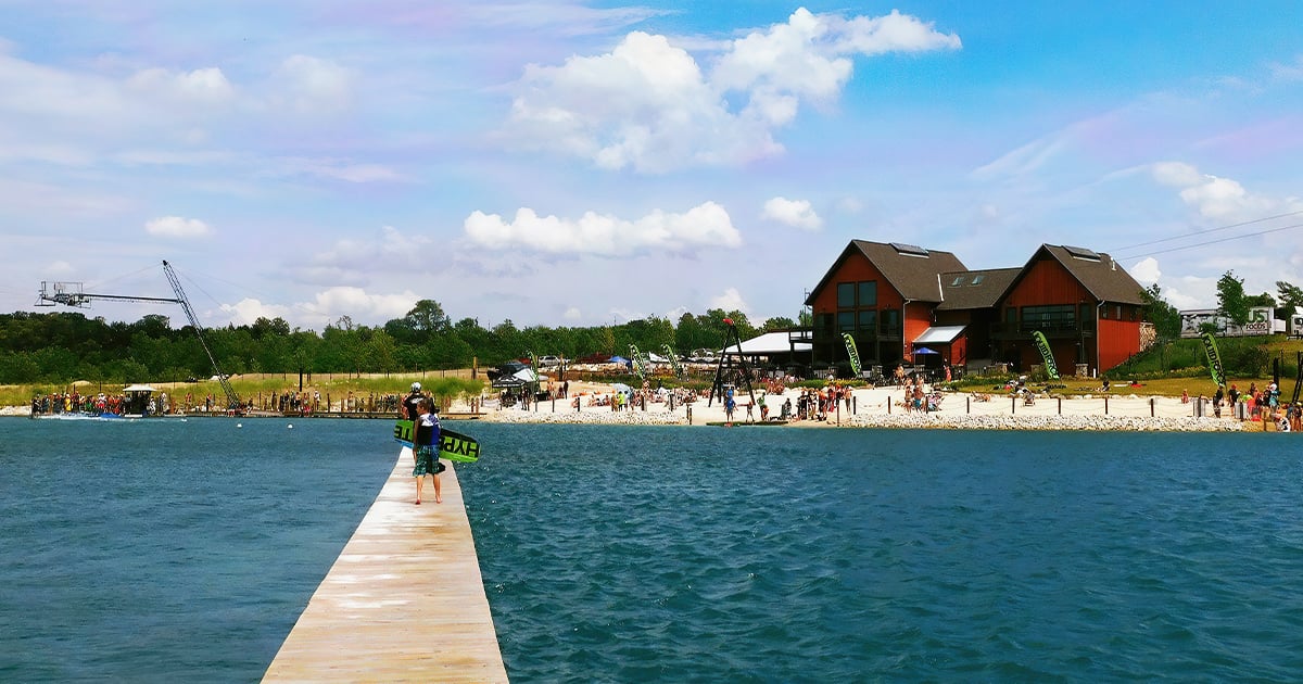 イリノイ州のこのユニークな湖sideレストランには、独自のビーチとウェイクボードパークがあります
