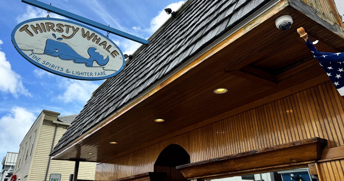 メイン州のこの素朴な居酒屋は、あなたが今まで味わった中で最も食欲をそそるロブスターロールを提供します