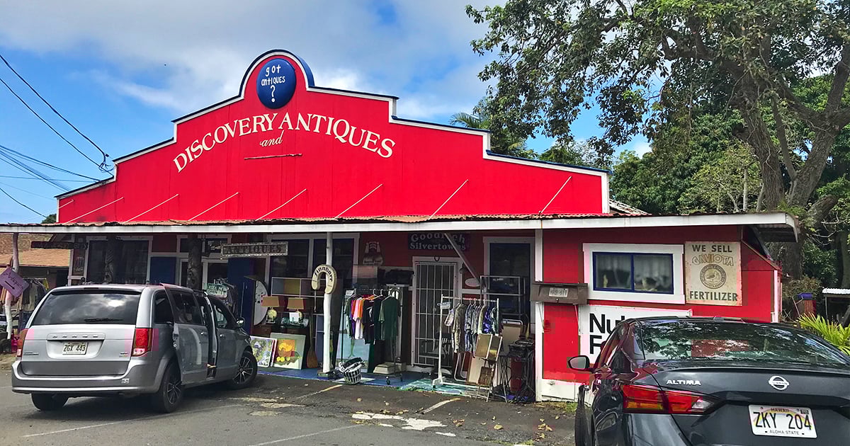 Kealakekuaの巨大なアンティークショップでは、何時間も自分を失うことができます