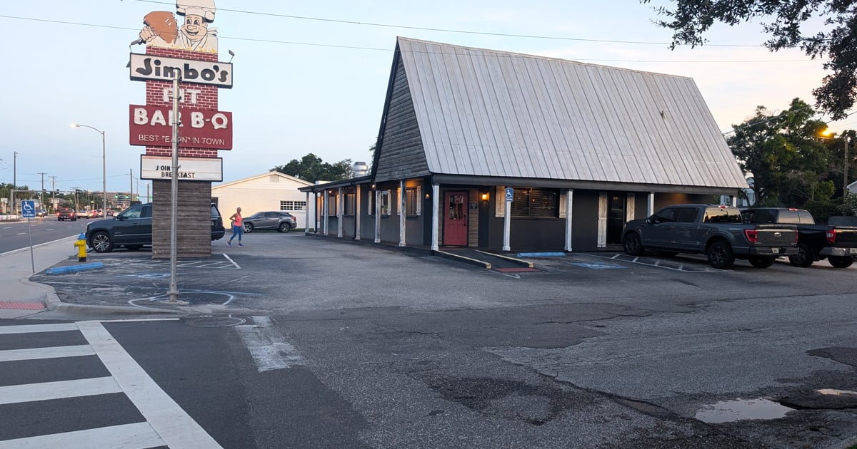 この伝説的なバーベキュージョイントで、フロリダ中からフロリダ全土からドライブしてフライドポテト