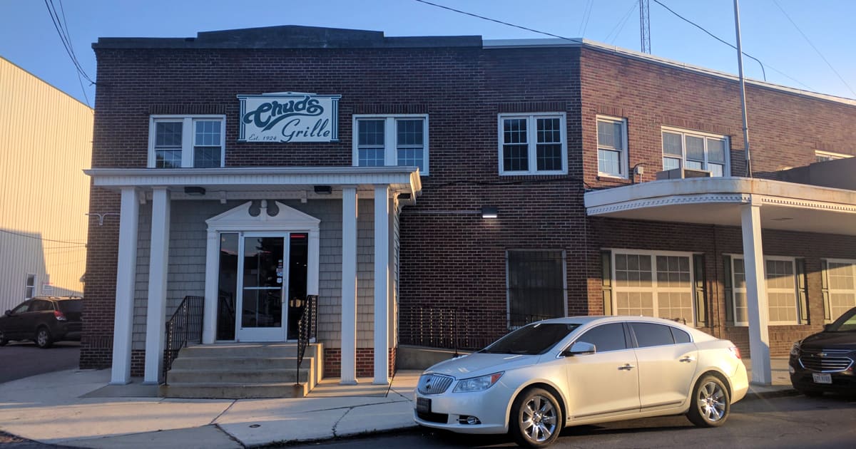 地元の人々が誓うオハイオ州の飾り気のないレストランは、州で最高のプライムリブサンドイッチを持っています