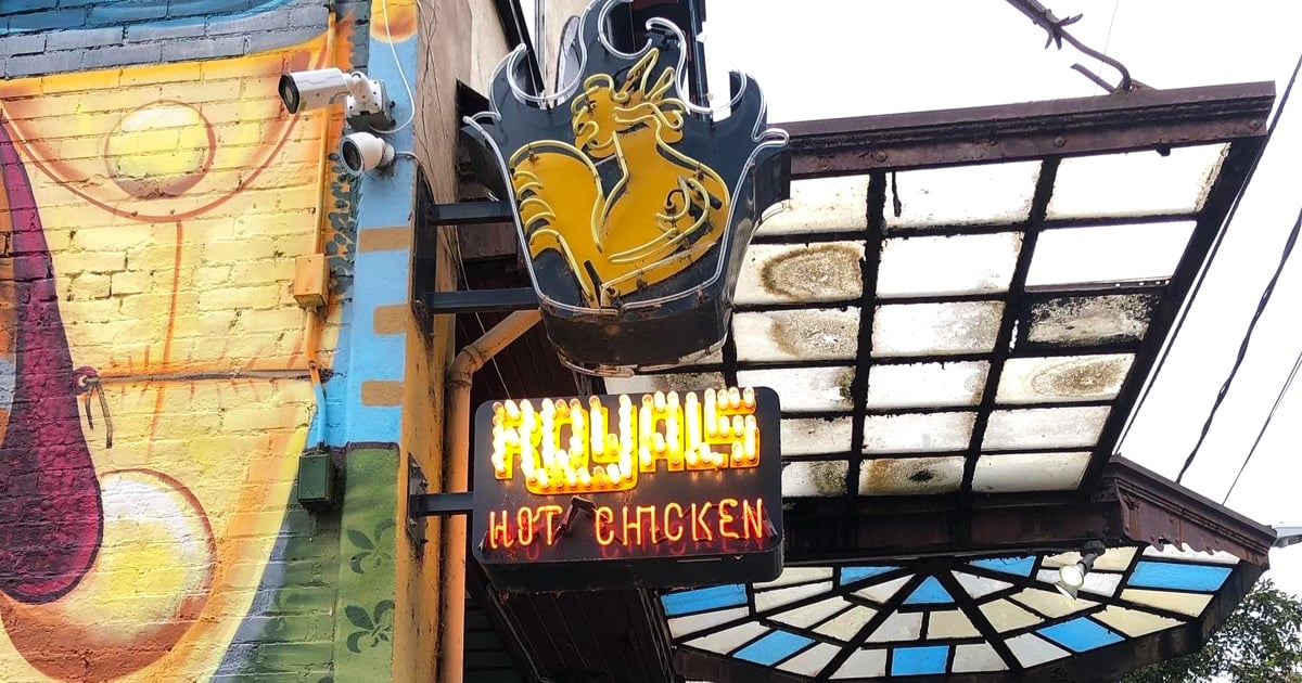 ケンタッキー州のこのレストランの鶏の入札はとても良いです、彼らは違法でなければなりません