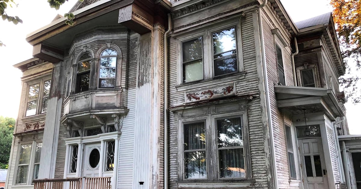 人々はオハイオ州中から車でこの忘れられないほど美しいビクトリア朝の大邸宅を見る