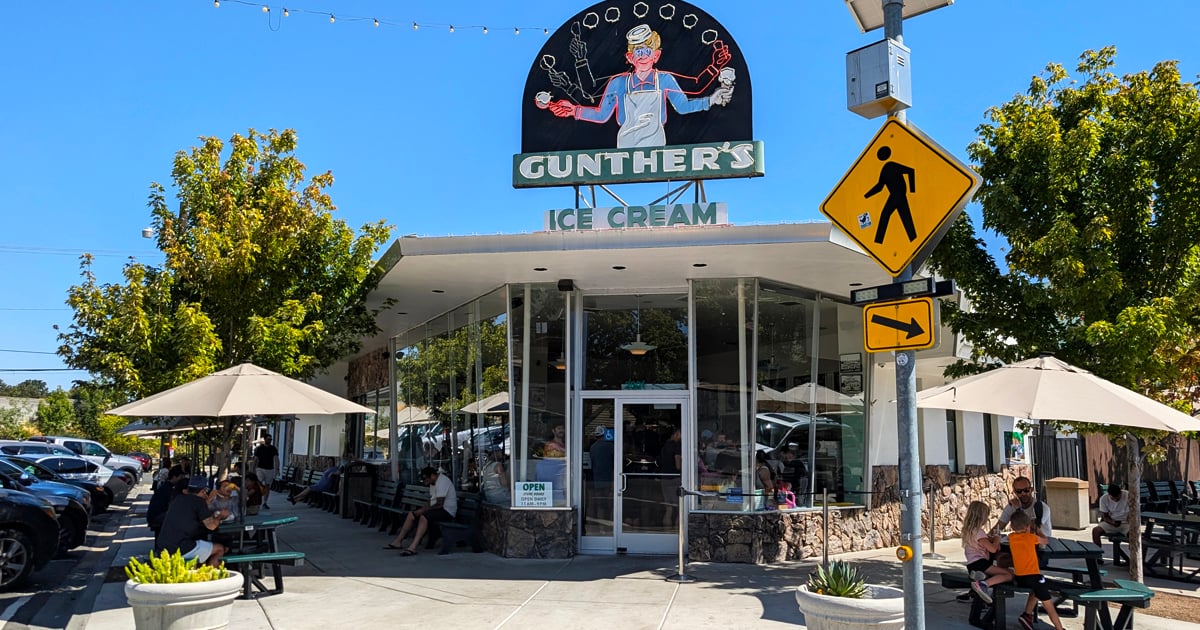 カリフォルニアにあるこの昔ながらのアイスクリーム ショップでは、童心に戻ったような気分になれます