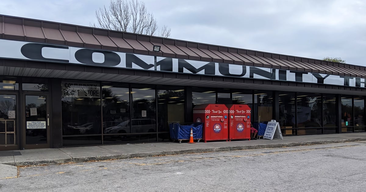 バーゲンハンターがコストコよりも優れていると語るフロリダの巨大リサイクルショップ