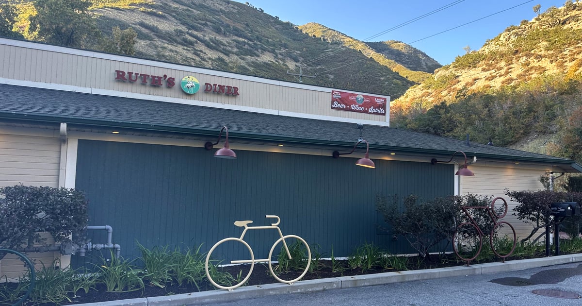 この歴史ある小さな町のダイナーで食事をするために、ユタ州中から車でやって来る人々