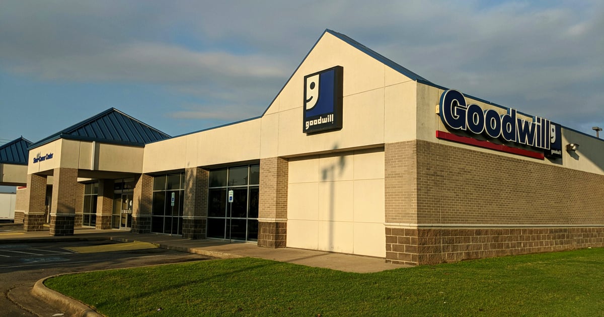 30 ドルで後部座席が掘り出し物でいっぱいになる、アーカンソー州の巨大中古品店