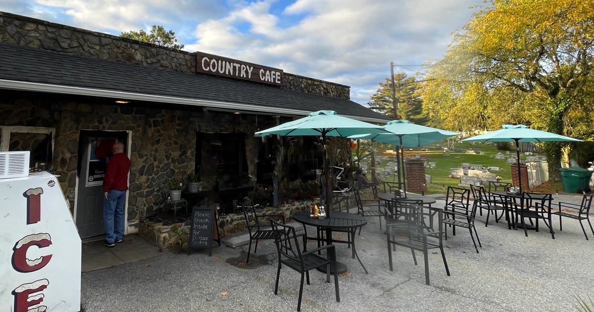 ウェストバージニア州のこのカフェのフライドピクルスはとても美味しいので、ロードトリップする価値があります