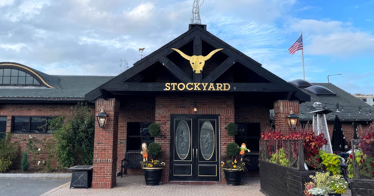 マサチューセッツ州にあるこの伝説的なステーキハウスは、1972 年以来地元のレストランとして営業しています