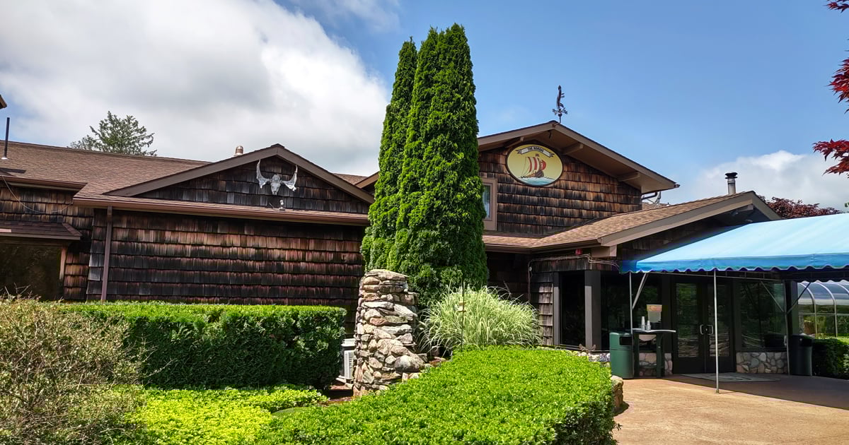 ロードアイランド州にあるこの昔ながらのレストランでは、アメリカ全土で知られる食欲をそそるプライムリブを提供しています