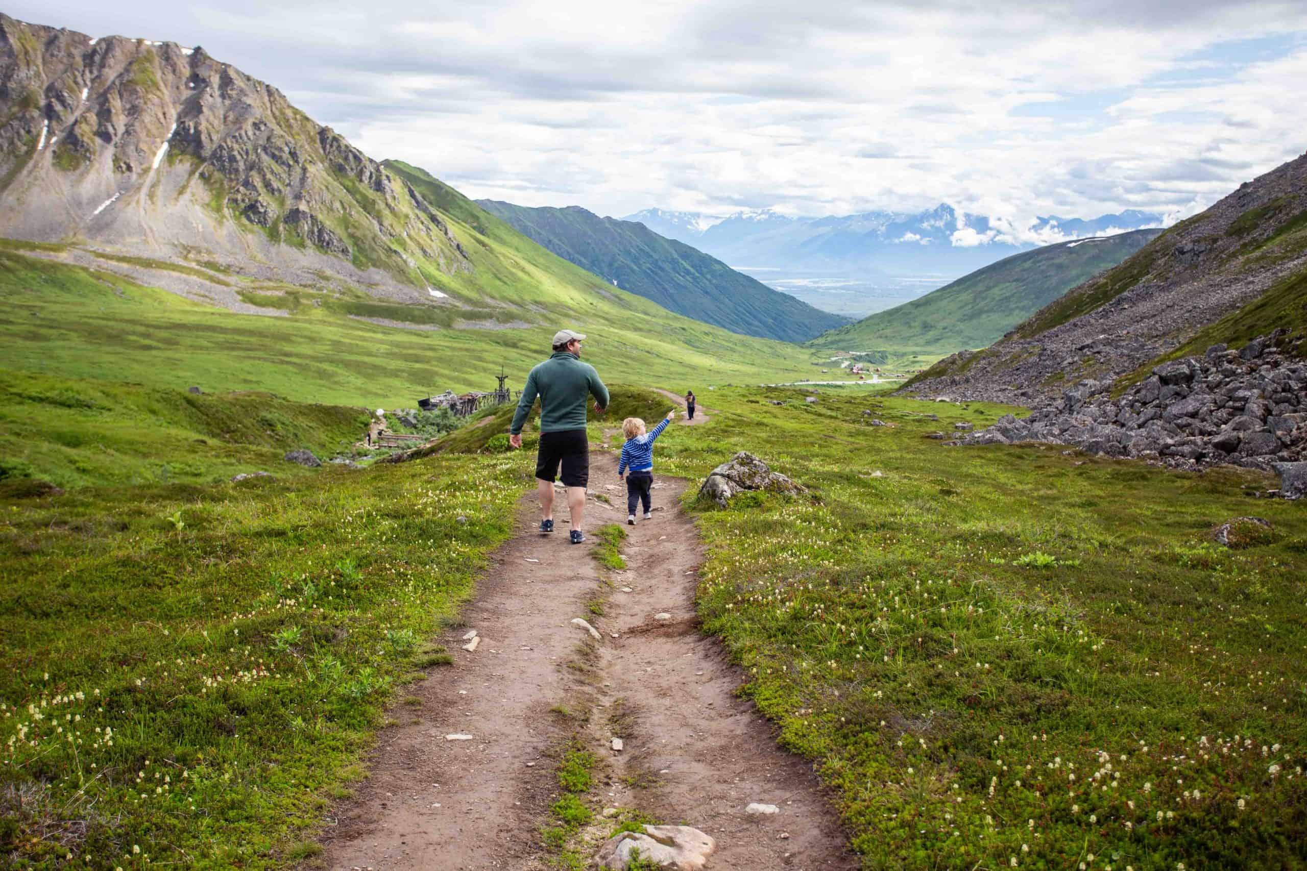 アラスカパッキングリスト：夏旅行のための必須アイテム（地元から！）