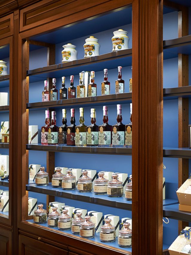 ヨーロッパの17世紀の店を探索してください