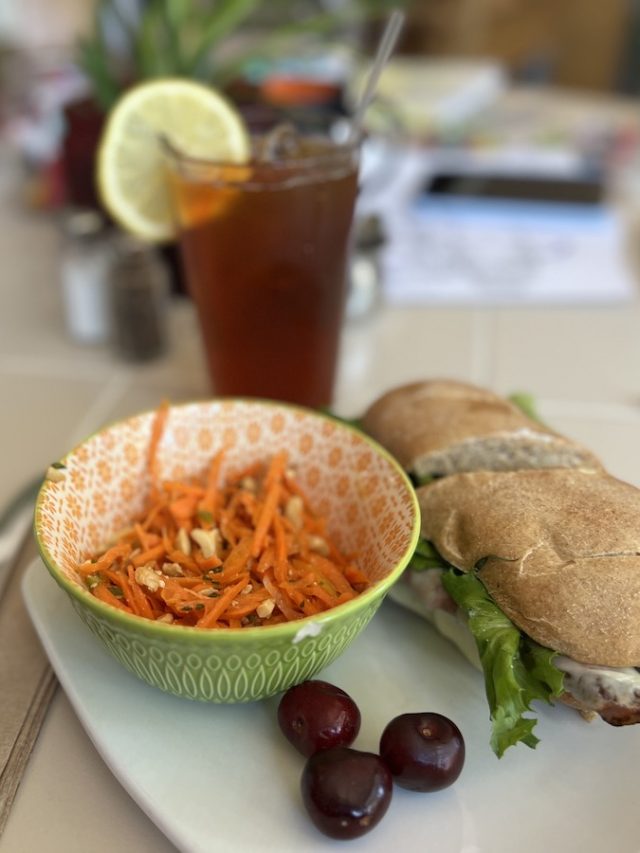 長いフライト中にこれらの食べ物や飲み物を避けてください