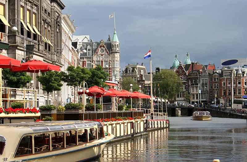 コーヒー、ケーキ、運河の雰囲気を味わえるアムステルダムのベスト カフェ 20 軒