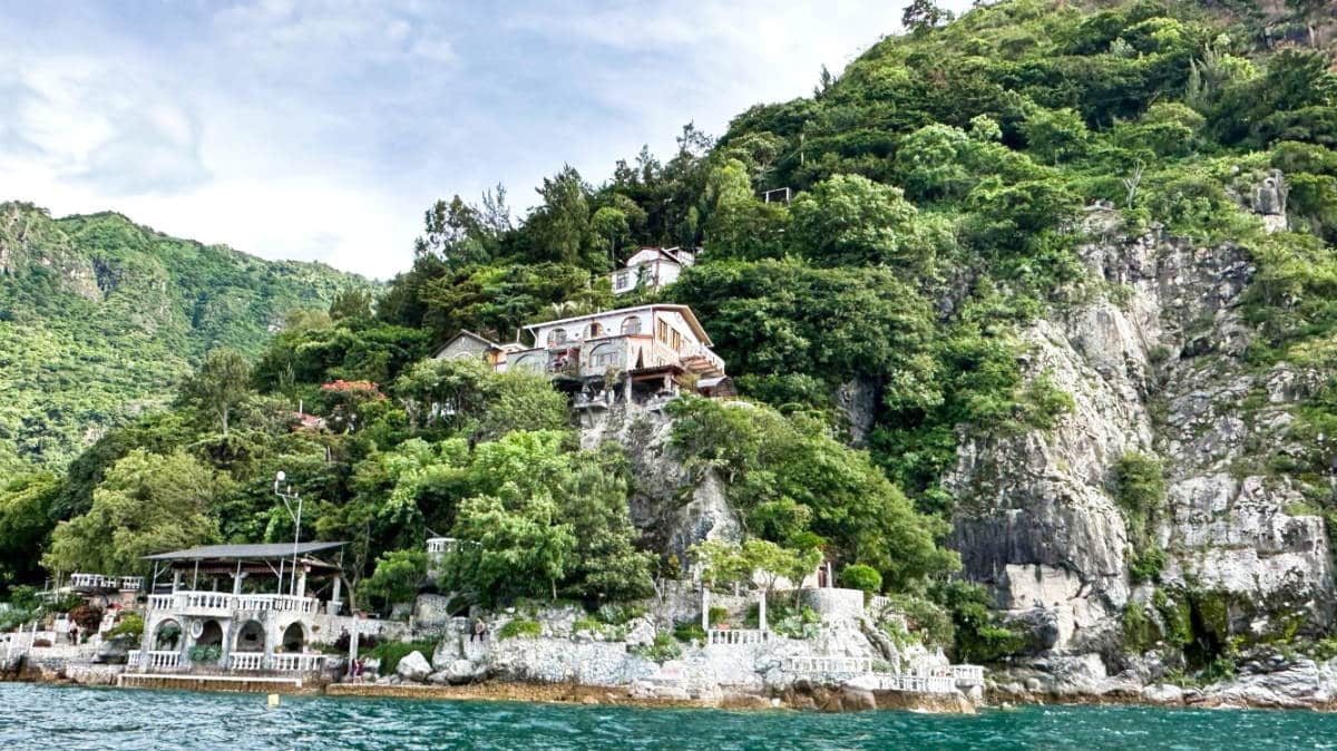 レイクアティトランのラカサデルワールドでの滞在をレビューする