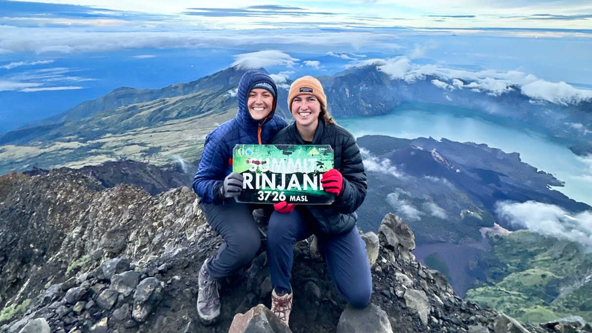 私はインドネシアで12,000フィート以上の高さの火山をハイキングしました。それは困難でしたが、景色は驚くべきものでした。