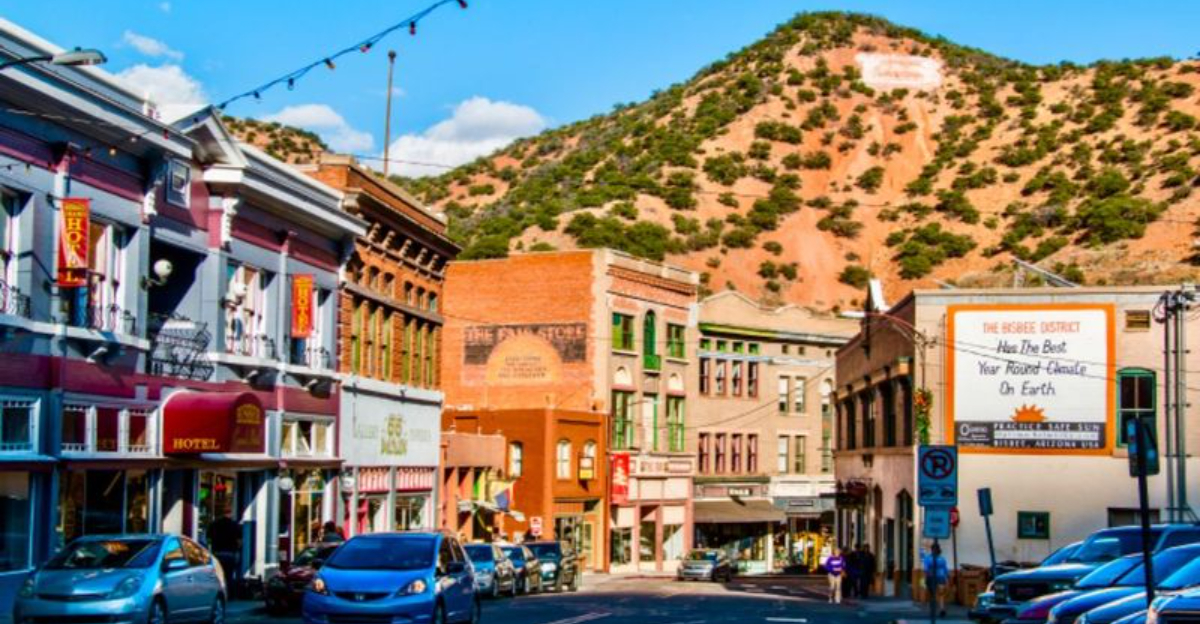 アリゾナの風変わりな町「山が砂漠と出会う」は、西洋の芸術的な美しさです