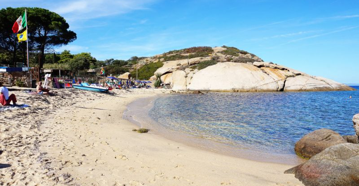 中世の村とオリーブの木立で知られるイタリアの隠された島を探索する