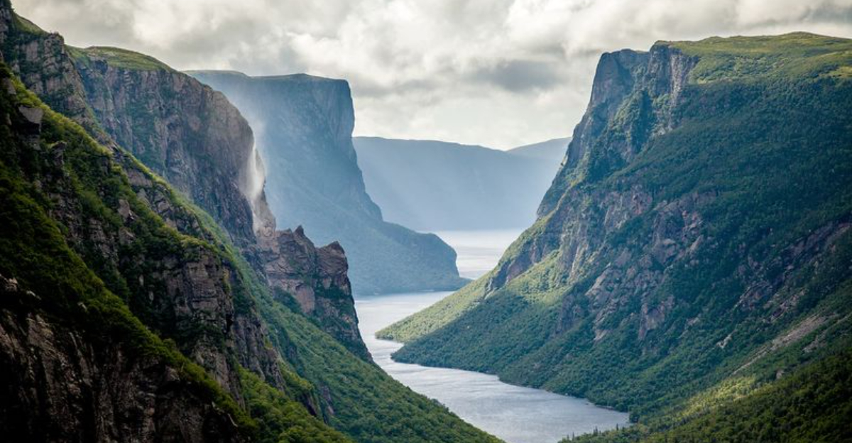 カナダで最も美しい国立公園を横断するロードトリップ