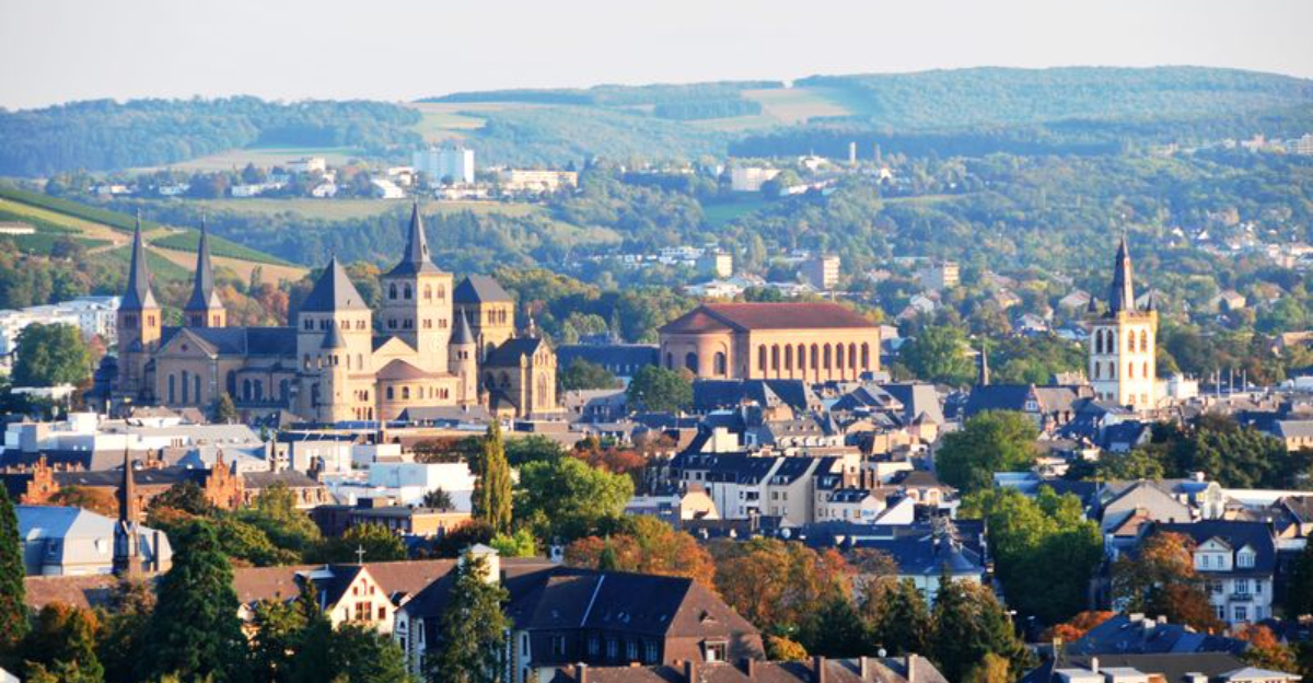 トレイアを発見：フレーバーとフェスティバルで満たされた丘の上のイタリアの楽園