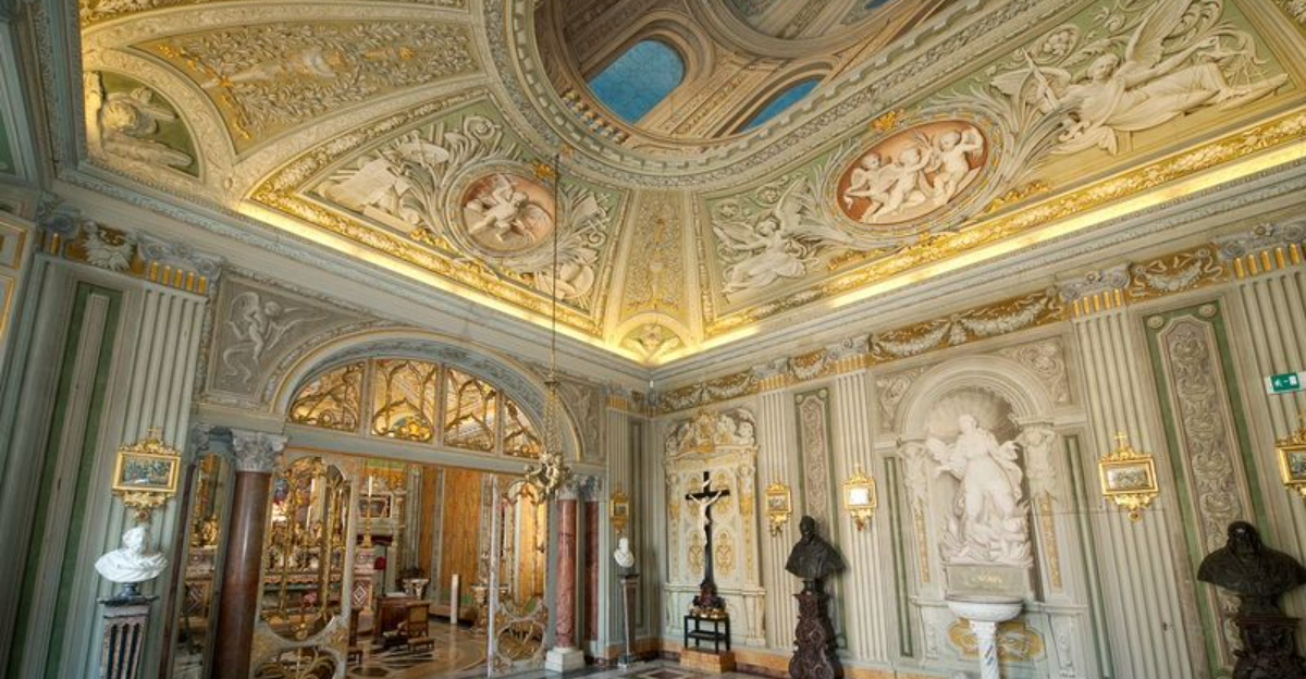 19の宮殿があるユニークな建築地区のローマの群衆から逃げる