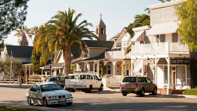 カリフォルニアのこれらの12の小さな町は、美しさと魅力に巻き込まれています