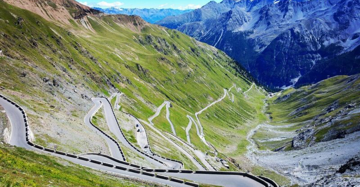 オートバイロードトリップ：すべてのバイカーが訪れるべきトップ12の目的地