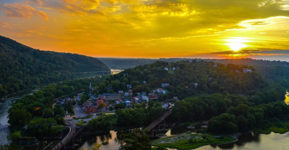 この過小評価されている代替品のために、バージニアのブルーリッジマウンテンタウンをスキップしてください