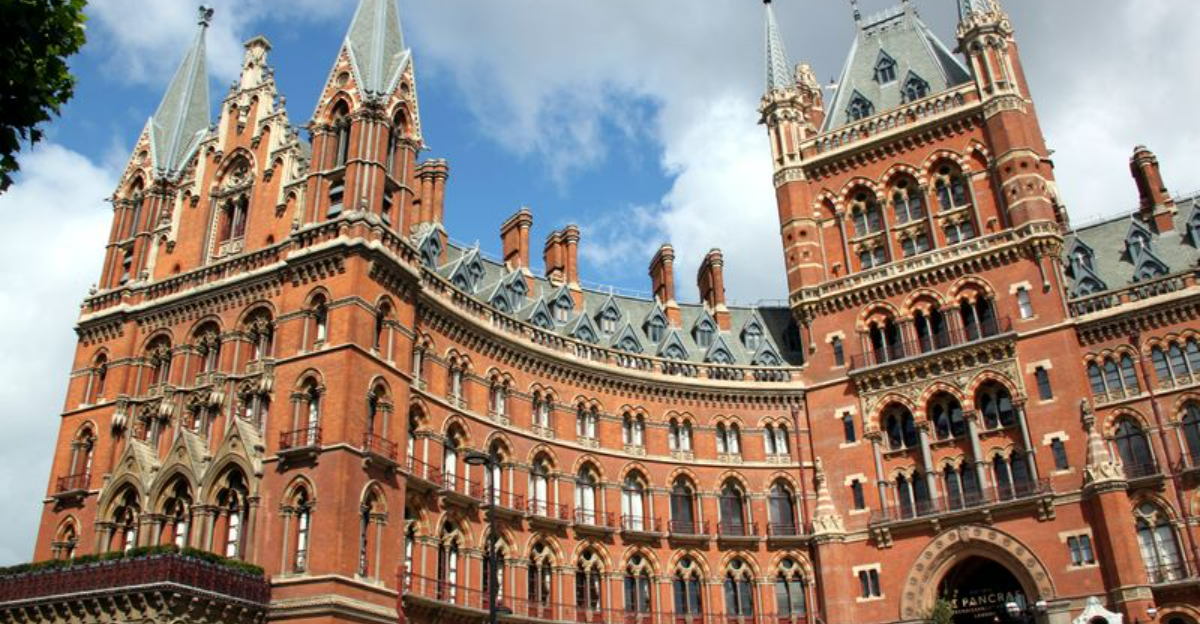 ヨーロッパの古い鉄道駅の豪華なホテルへの変身