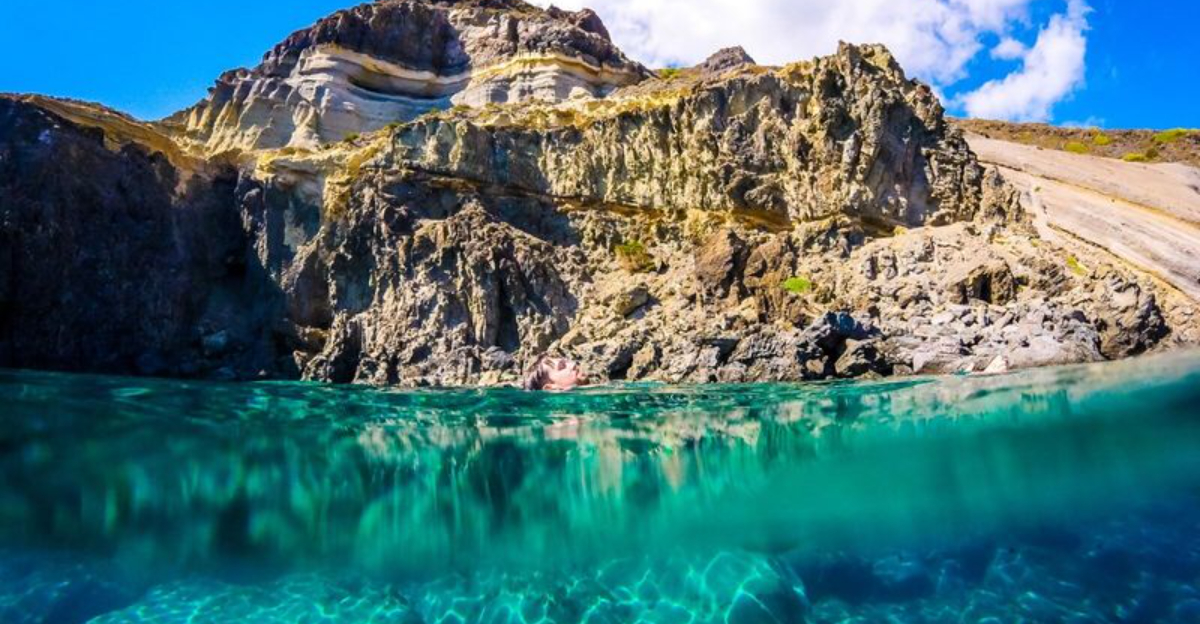 この隠されたイタリアの島は、素晴らしい風景、天然の温泉、世界クラスのブドウ園を提供しています