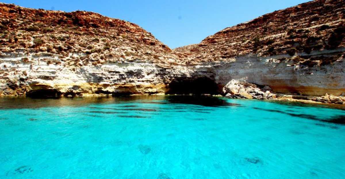 このイタリアの島には水が晴れているので、偽物に見えますが、誰もそれを台無しにしません