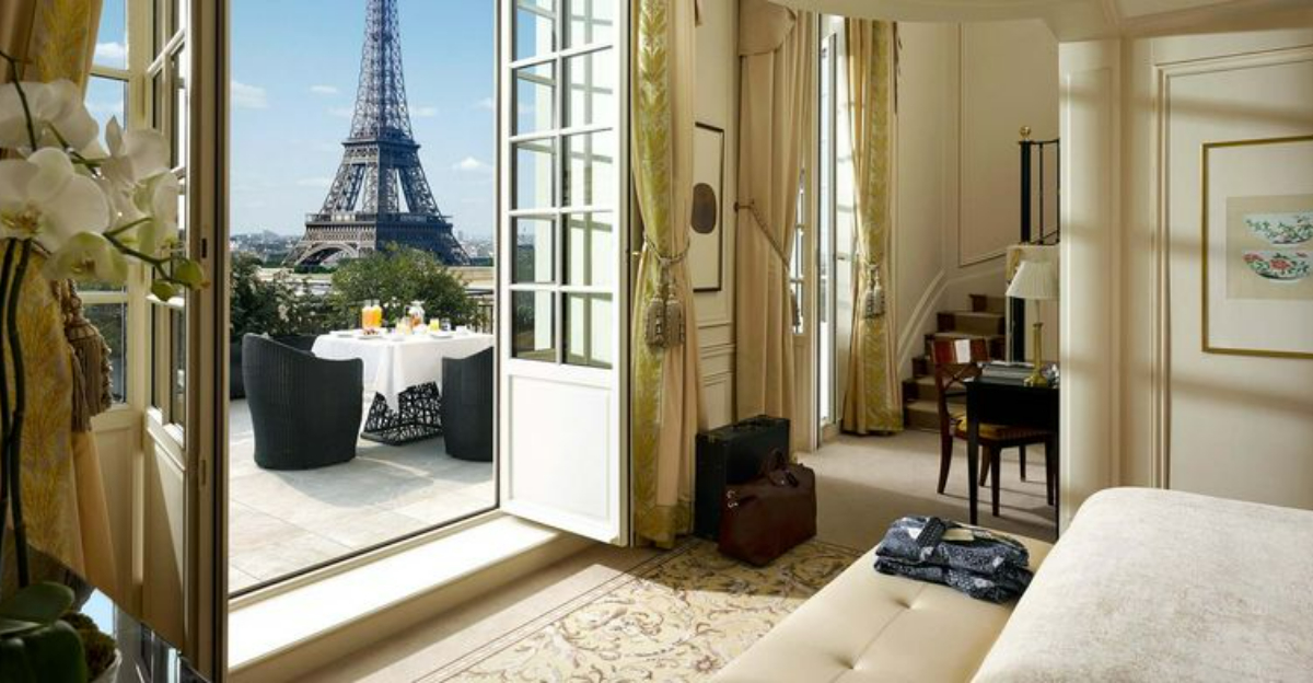 パリの滞在先：ゴージャスなプール付きの10の高級ホテル