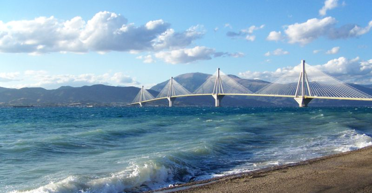 ギリシャ本土で探検するために15古代と現代の驚異