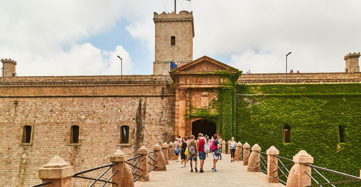 スペインのバルセロナで見るための16の目を見張る光景