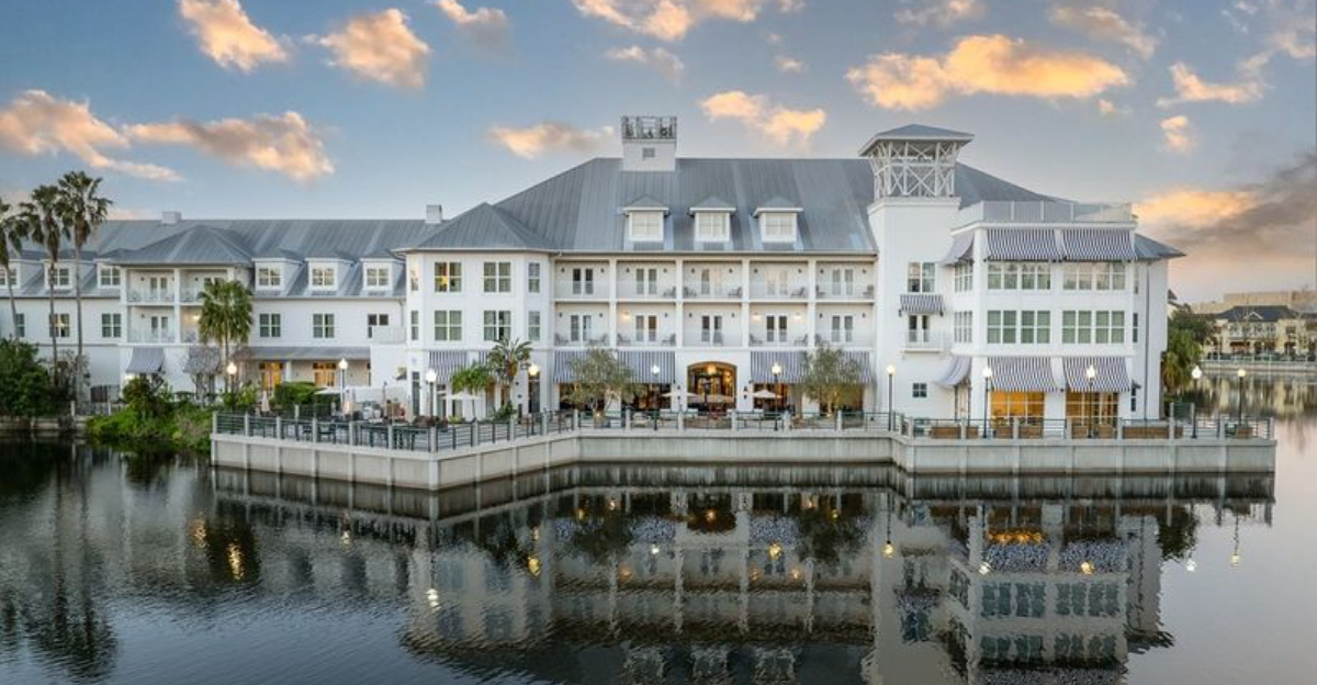 ディズニーのマスタープランされた町はまだおとぎ話のように感じています。