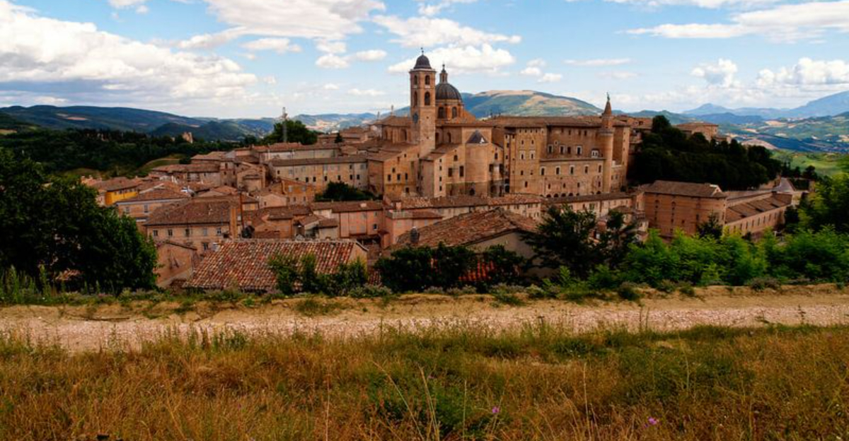 イタリアのアドリア海岸に隠されているのは、本物の文化的休暇のためのレーダーの下の時代を超越した都市です