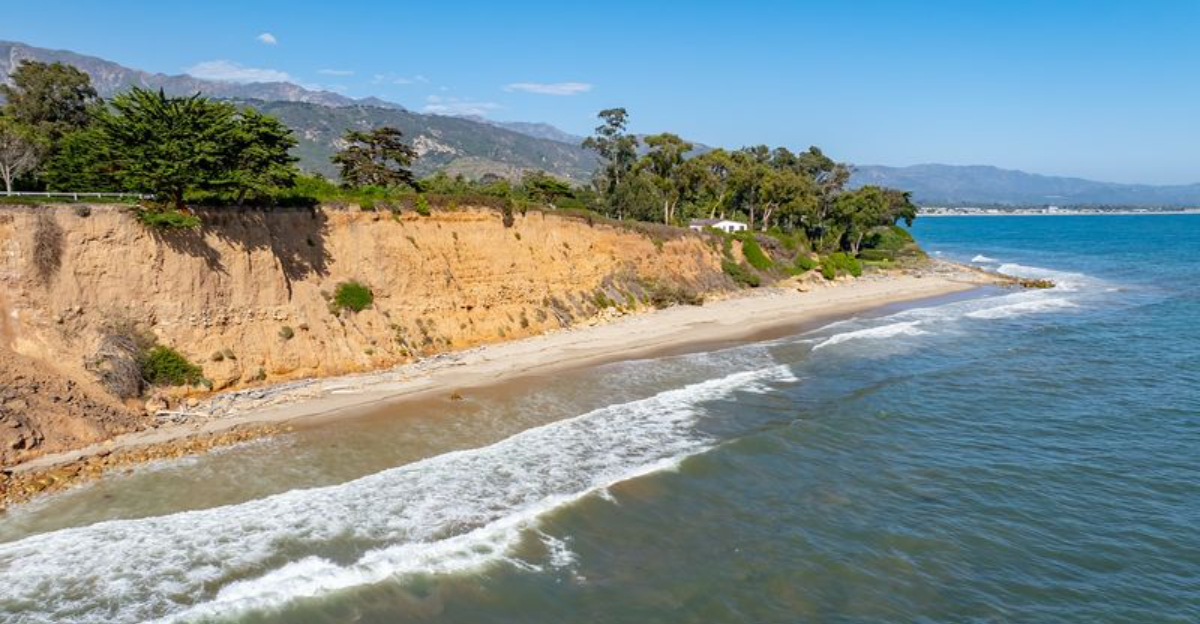サンタバーバラからわずか数分は、風光明媚な景色と「世界で最も安全なビーチ」の隠された宝石があります