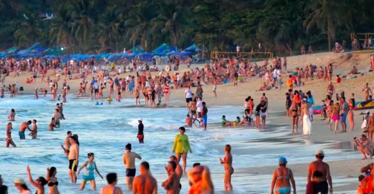 これらの17の旅行ホットスポットは危険ですが、まだ観光客がいっぱいです